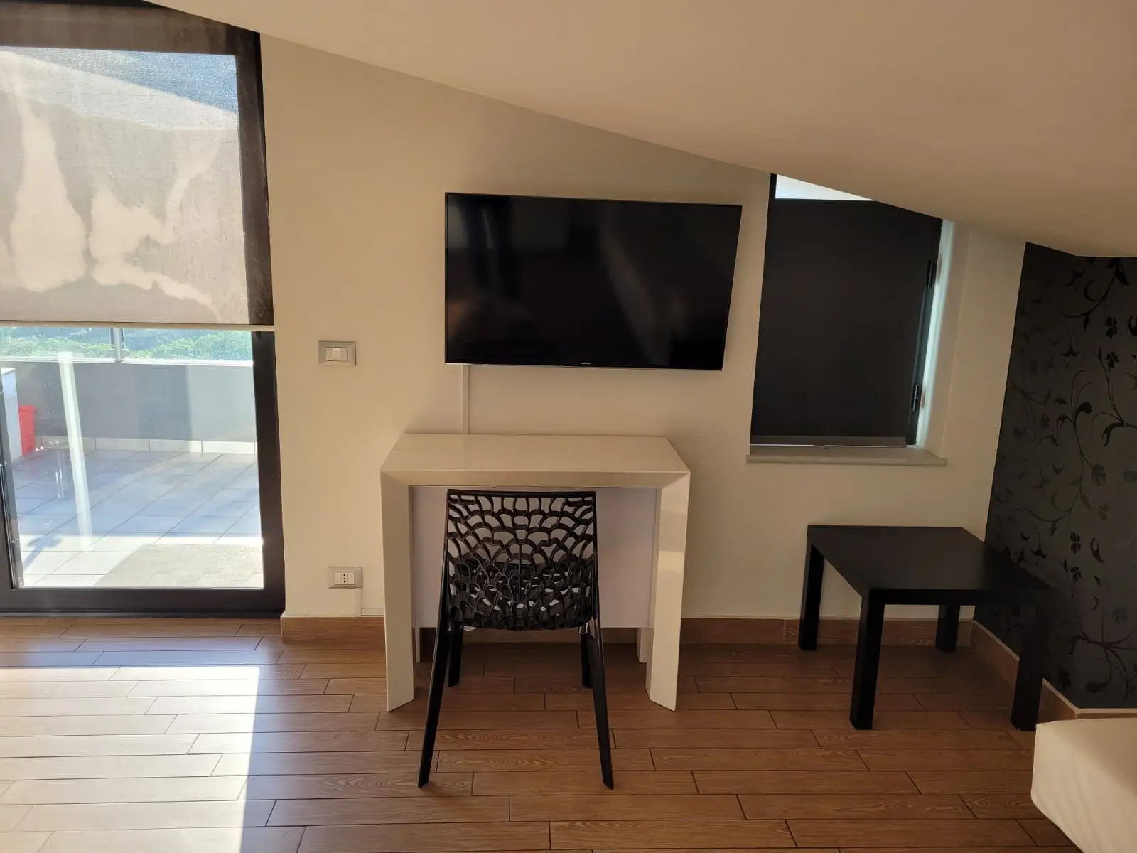 Angolo studio mansarda con scrivania, TV e balcone – Livoti Group